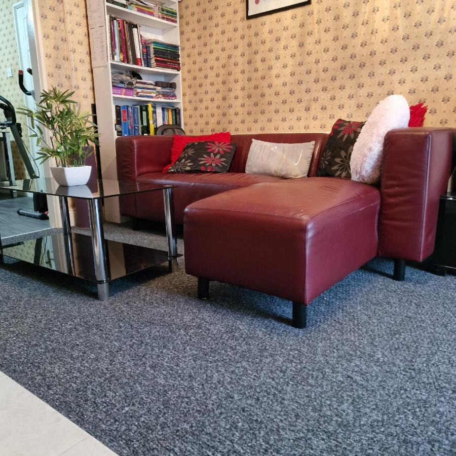 Females Only - Private Bedrooms In Dublin Lucan Exterior foto